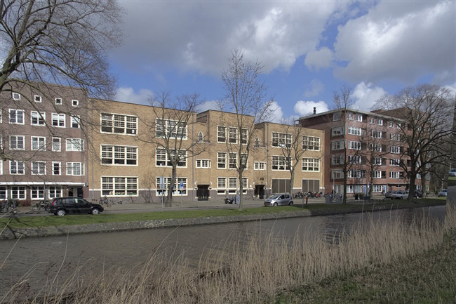 Schoolgebouw aan de Valentijnkade 61-63.
              <br/>
              Corrie Groen, 2015-10-27